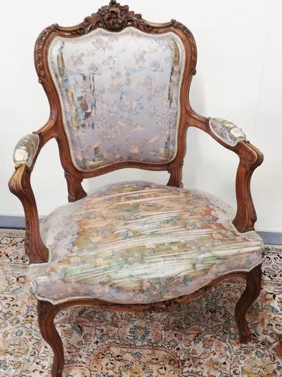 null An armchair and a chair in carved wood 

Louis XV style

Around 1900

Upholstery...