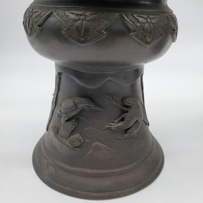 null 
CHINE




Paire de vases en bronze ciselé d'oiseaux , prises à décor de dragons....