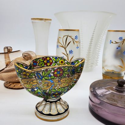 null Ensemble de VERRERIE comprenant : 

- 1 vase Lalique H : 22 cm (important fèl...
