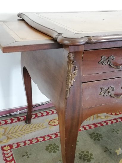 null Flat desk in mahogany veneer opening with 5 five drawers and 2 side pulls, gilt...