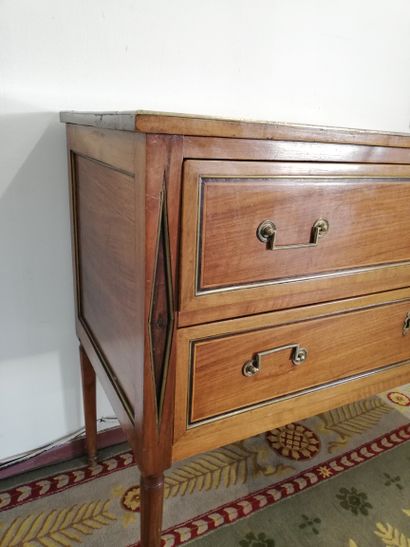 null COMMODE SAUTEUSE en noyer ouvrant par deux tiroirs en façade garnie de laiton....