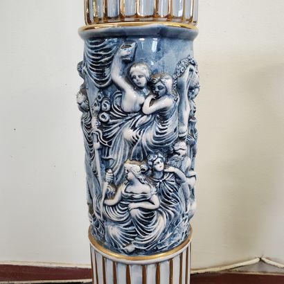 null SELETTE et LAMPE en céramique blanche et bleue à décor de putti

Italie, XXème...