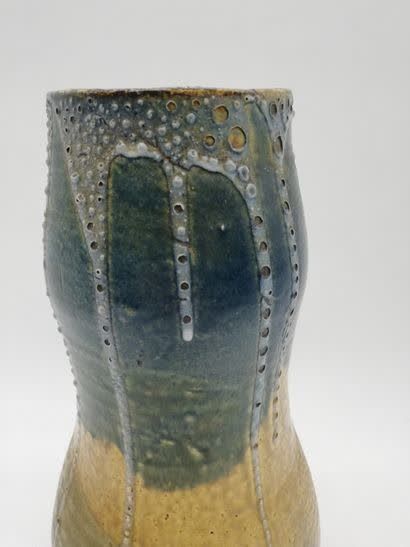 null Eugène LION (1867 - 1945) 

Vase en grès de forme ovoïde à col évasé et décor...