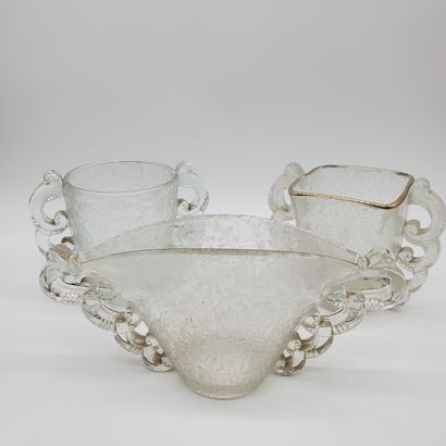 null TROIS VASES en verre dont deux gravés, à anses ajourées 

H : 17 cm 

(un accident...