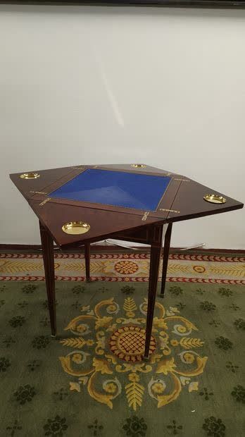 null Louis XVI style JEUX MOUCHOIR TABLE

in wood veneer 

opening by the top with...
