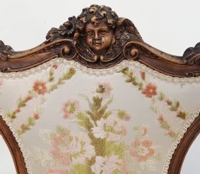 null Un FAUTEUIL et une CHAISE en bois sculpté 

Style Louis XV

Vers 1900

Garniture...