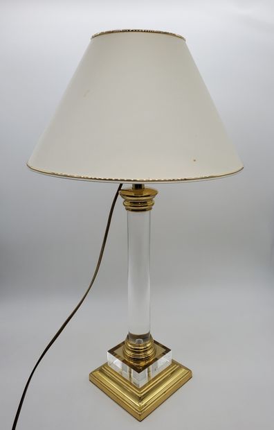 null LAMPE en plexiglass et métal doré 

H : 72 cm (avec abajour)