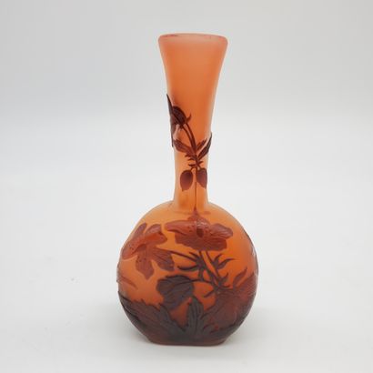 null Emile GALLE (1846-1904)

Petit vase soliflore à multicouches dégagé à l'acide,...
