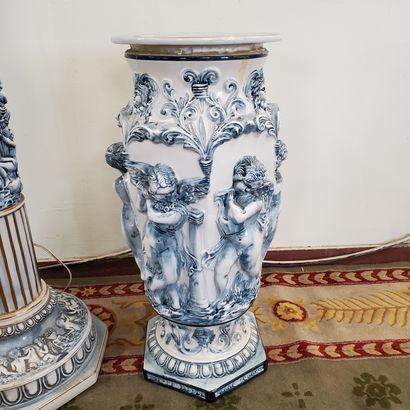 null SELETTE et LAMPE en céramique blanche et bleue à décor de putti

Italie, XXème...