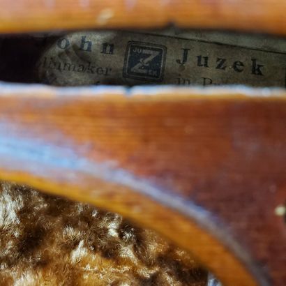 null JOHN JUZEK

Violon fabriqué en Tchécoslovaquie à Prague avec un archer. 

Etiquette...