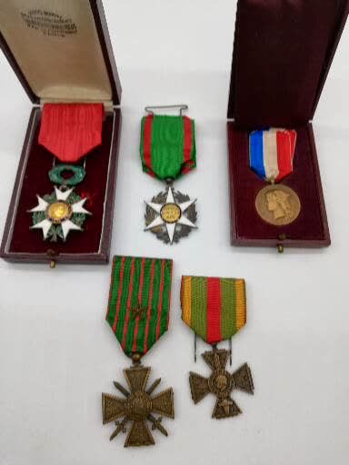 null ENSEMBLE DE DECORATIONS : 

- "Combattant volontaire" 1914-1918

- Légion d'honneur...