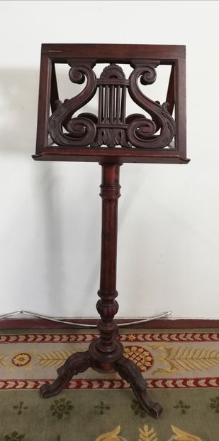null LUTRIN with mahogany system carved with an openwork lyre, it rests on a tripod...