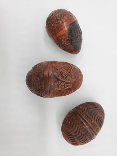 null TROIS BOITES oeufs en corozo sculpté de motifs floreaux et géométriques

XIXème...