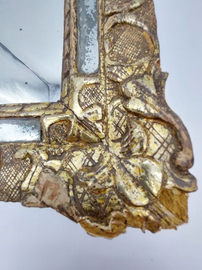 null PETIT MIROIRE A PARECLOSES en bois doré, XVIIIe siècle.

H : 41 cm ; L : 35.5...