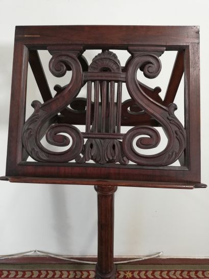 null LUTRIN with mahogany system carved with an openwork lyre, it rests on a tripod...