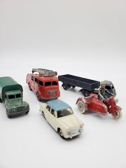 null DINKY TOYS 

Fire truck n°555

Panhard tractor

Large Fiat 1200 view n°531



One...