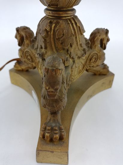 null LAMP in chased gilt bronze with griffins.

H : 30 cm