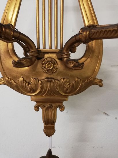 null Pair of ormolu wall lights carved with a lyre with two arms of light

H : 35...