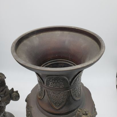 null 
CHINE




Paire de vases en bronze ciselé d'oiseaux , prises à décor de dragons....