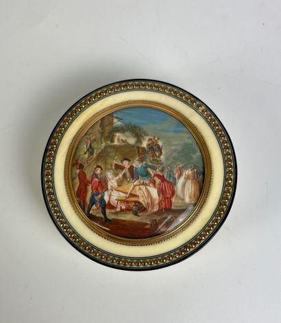 null BOITE ronde en ivoire et écaille à décor sur le dessus d'une miniature. XIXe...