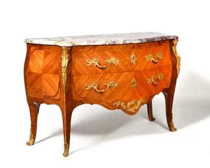 null COMMODE en bois de placage et marqueterie ouvrant en façade par deux tiroirs...