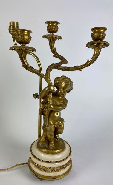 null PAIRE DE CANDELABRES en bronze doré à trois bras de lumière mouvementée à décor...