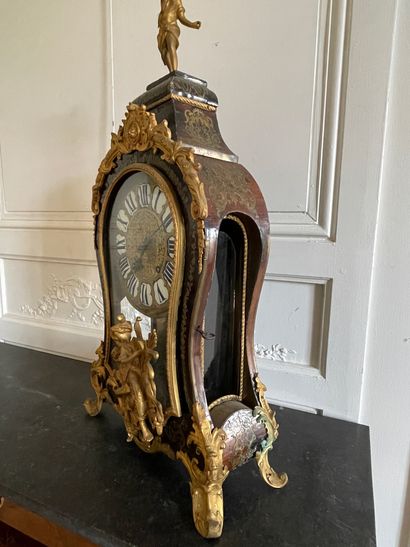 null CARTEL et sa console de forme violonnée en marqueterie Boulle d'écaille brune...