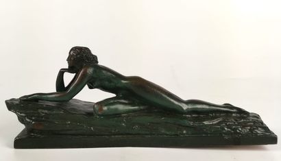 null Raymond GUERBE (XXe) Femme pensive Bronze à patine verte Long : 25 cm (usur...