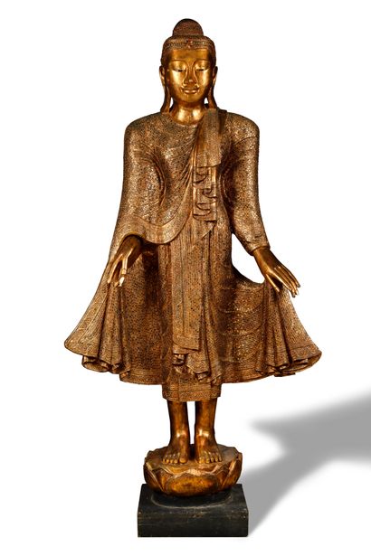 null THAILAND Very large gilded wood sculpture decorated with mica plates representing...