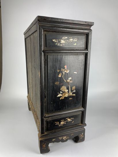 null CABINET COREEN en bois dur et marqueterie de nacre ouvrant par deux vantaux...