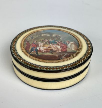 null BOITE ronde en ivoire et écaille à décor sur le dessus d'une miniature. XIXe...