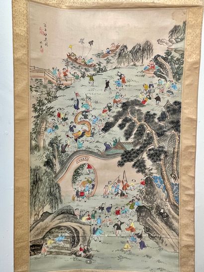 null CHINE Rouleau peint sur soie à décor de jeux d'enfants dans un paysage près...