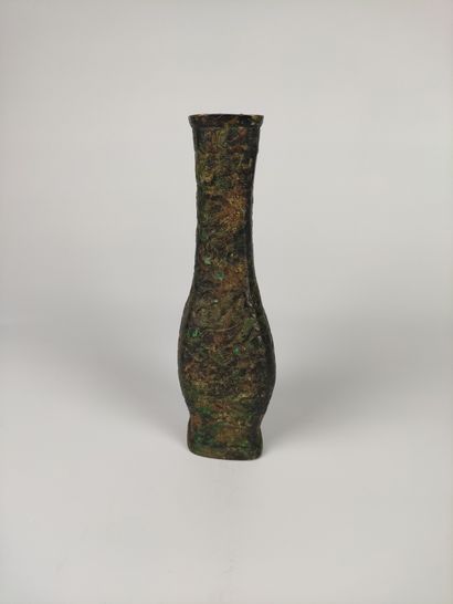 null CHINE Vase en bronze de type archaique. Exécuté sous les MING, XV-XVIe siècles...