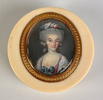 null Box in ivory decorated with a portrait of lady of quality in a frame in gold...