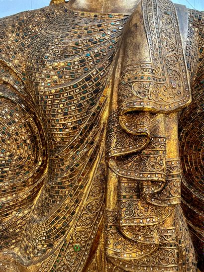  THAÏLANDE Très grande sculpture en bois doré orné de plaques en mica représentant...
