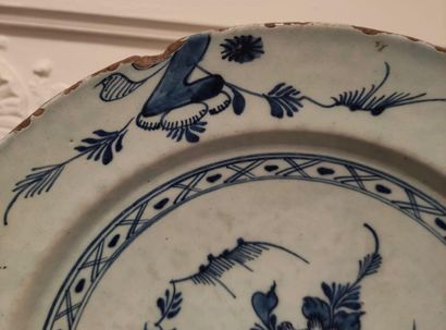 null CHINE Grand plat en porcelaine bleu blanc XVIIIème siècle Diam : 34,5 cm ( ...