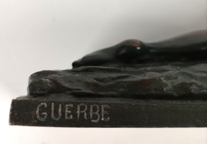 null Raymond GUERBE (XXe) Femme pensive Bronze à patine verte Long : 25 cm (usur...