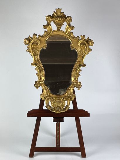 null MIROIR de forme chantournée en bois doré. XVIIIe siècle 68 x 42 cm éclats, ...