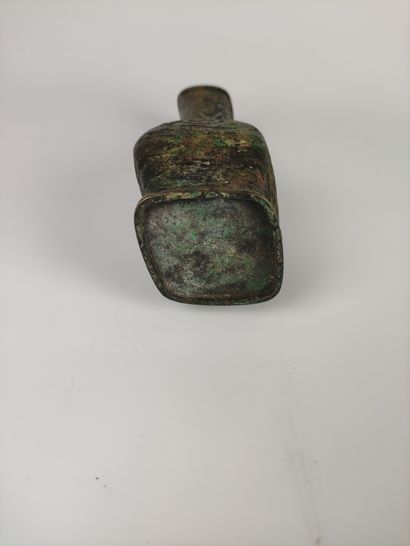 null CHINE Vase en bronze de type archaique. Exécuté sous les MING, XV-XVIe siècles...