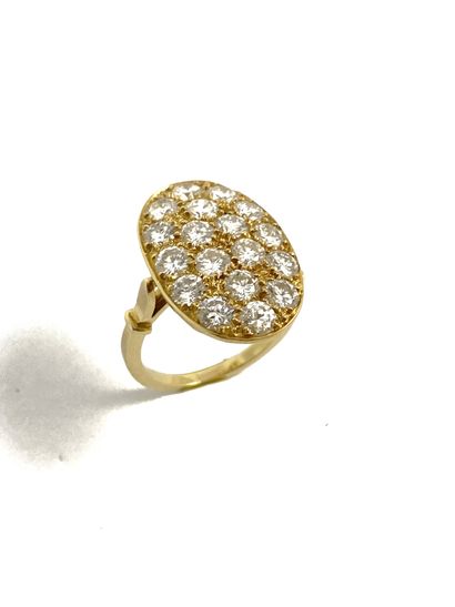 null RING presenting an oval tray paved with brilliant-cut diamonds. Mounting in...