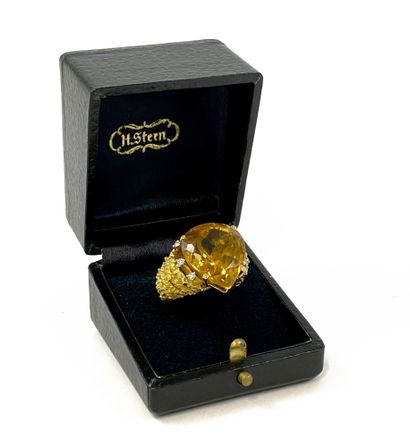 null H. STERN RING adorned with a 28.75-carat pear-shaped citrine set with six brilliant-cut...