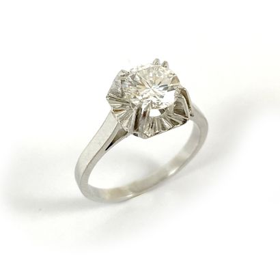 null SOLITARY RING holding a brilliant-cut diamond of 1.19 carat. Platinum and 18K...