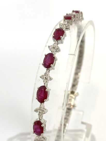 null BRACELET holding a succession of oval rubies alternated with brilliant-cut diamonds...