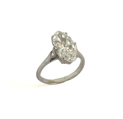 null IMPORTANT RING holding a 3.04 carats navette diamond. Mounted in 18K white gold....