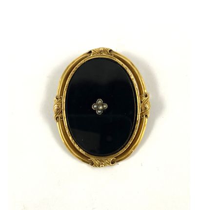 null NAPOLEON III BROCHURE composed of a plate of onyx decorated with a flower in...
