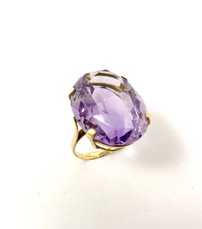 null RING holding an oval amethyst of 23 carats. Mounted in 18K yellow gold. TDD...
