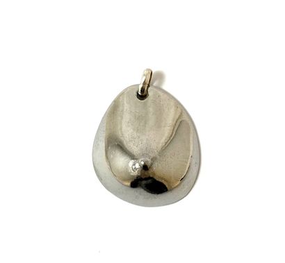 null "CÉSAR (1921-1998) PENDANT ""Le sein"" in silver plated bronze. Signed on the...