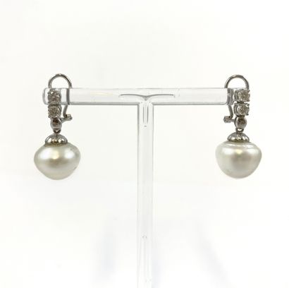 PAIR OF EARRINGS holding a white pearl (untested)...