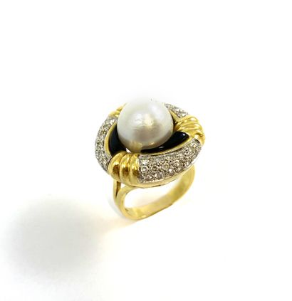 RING holding in its center a white pearl...