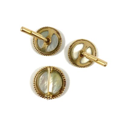 null END OF THE XIXth CENTURY SET composed of a pair of cufflinks and a brooch holding...